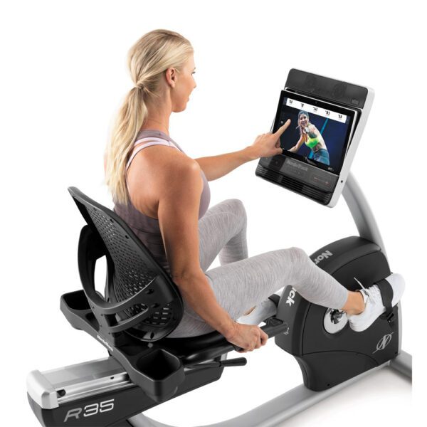 NORDICTRACK R35 sportoja ir žiuri per ekrana sporto rungtynes